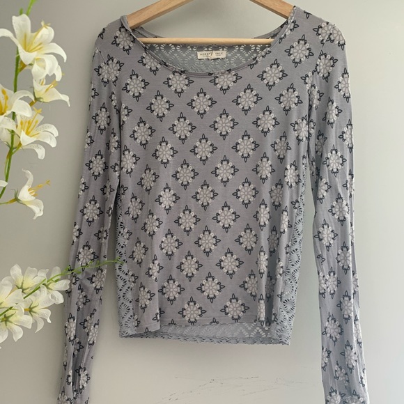 (2/$20) Aeropostale Med Patterned Long Sleeved Top - Picture 1 of 5